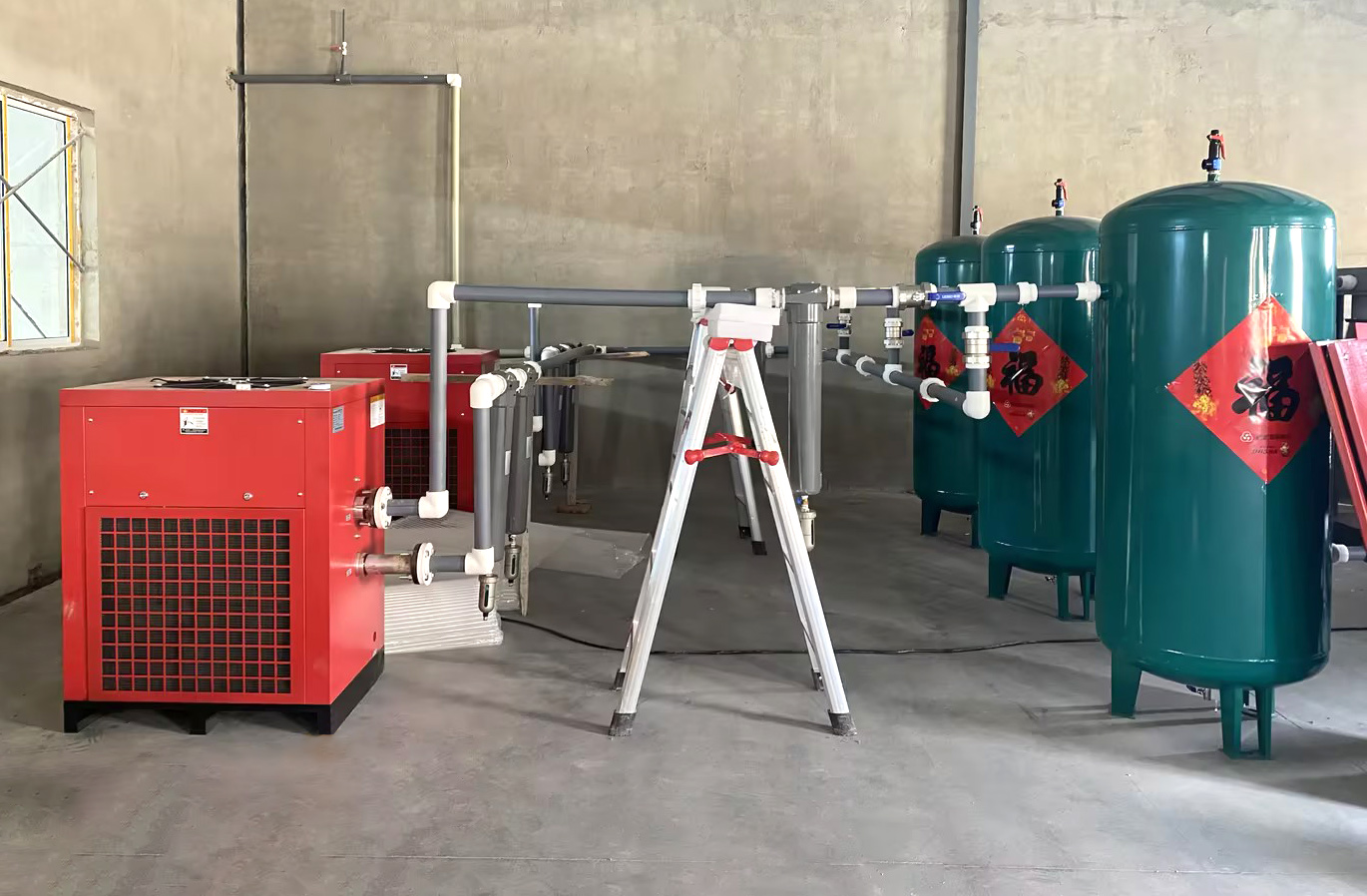 Cás an trealaimh a uasghrádú i dtionscal na bhfeirmeoireachta ainmhithe: Conas a chabhraíonn comhbhrúiteoir aeir scriú dúbailte (90kW) le fiontair táirgeadh éifeachtach agus coigilte fuinnimh a bhaint amach?